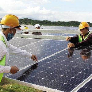 Luôn trang bị thiết bị bảo hộ đầy đủ khi thực hiện việc lắp đặt pin năng lượng mặt trời