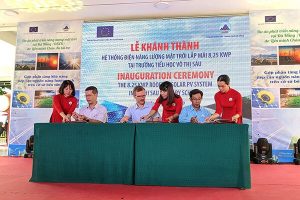 Ngày càng nhiều các dự án điện mặt trời được triển khai tại Đà Nẵng (Trong ảnh là lễ khánh thành hệ thống điện năng lượng mặt trời lắp mái tại Trường tiểu học Võ Thị Sáu, Đà Nẵng)