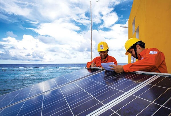 Việc phát triển điện năng lượng mặt trời tại Ninh Thuận gặp khó khăn do sự bất cập về chi phí lắp đặt, huy động vốn cũng như hiệu quả đầu tư