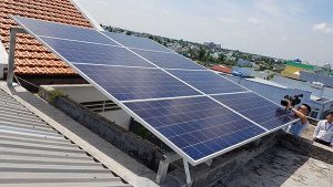 Việc lắp đặt hệ thống điện mặt trời hòa lưới không chỉ giúp tiết kiệm tiền điện mà các hộ dân còn có thể bán cho điện lực nếu lượng điện dư thừa