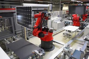 Trong quá trình sản xuất pin mặt trời, một lượng khí thải CO2 thải ra do silicon được nung và tinh chế trong các lò đốt bằng điện có nhiệt độ lên tới hàng nghìn độ C