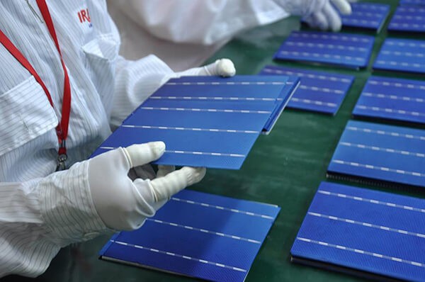 Việc sử dụng vật liệu chế tạo đặc biệt thay thế cho silicon truyền thống giúp pin mặt trời có giá rẻ hơn