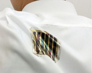 Áo và Nhật Bản đã công bố loại pin mặt trời mỏng hơn một sợi tơ nhện có thể dán lên quần áo