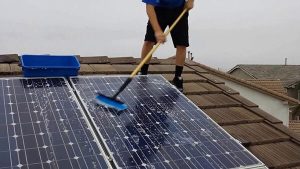 Vệ sinh pin mặt trời thường xuyên, đúng cách giúp tăng hiệu suất hoạt động của hệ thống